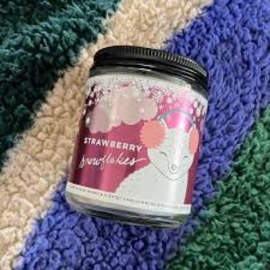 NWT Bath & Body Work Strawberry Snowflakes Single Wick Candle